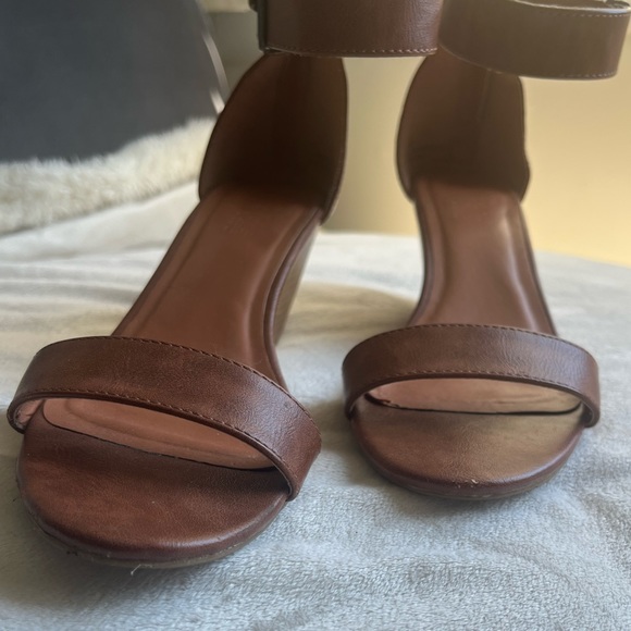 Charlotte Russe 2.5” wedged heels. EUC! Size 7 - Picture 3 of 8